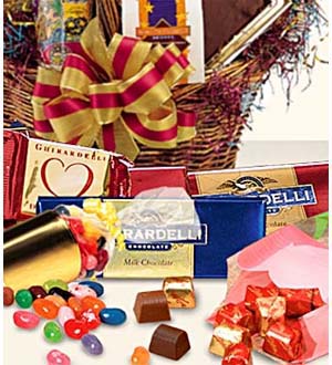 Canasta con regalos de chocolate y dulces de lujo diseada por el florista de FTD