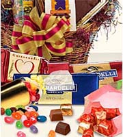 Canasta con regalos de chocolate y dulces de primera calidad diseada por el florista de FTD