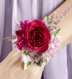 Le bracelet floral Charme de la roseMC de FTD