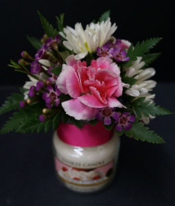 Small Yankee Candle w/ Flower in the top
