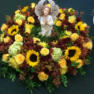 Urn arrangement with small angels