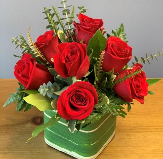 Rose Cube with 10 Roses