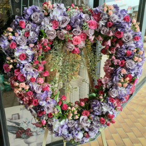 la loving floral heart delivery