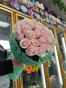 handtied delivery roses bouquet in la