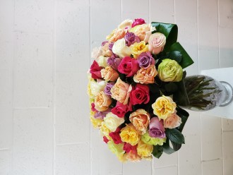 100 MIXED ROSES IN A VASE