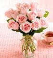 Una docena de preciosas rosas rosadas con florero
