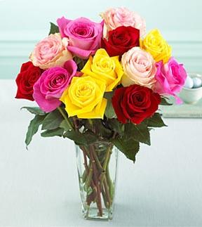 Una docena de rosas favoritas de colores variados con florero