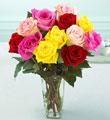 Una docena de rosas favoritas de colores variados con florero