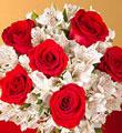 Ramo de rosas rojas y alstroemeria blanca envuelto