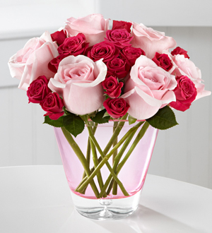 El Ramo de Flores de FTD® Rosa Perfecta™ por BHG™